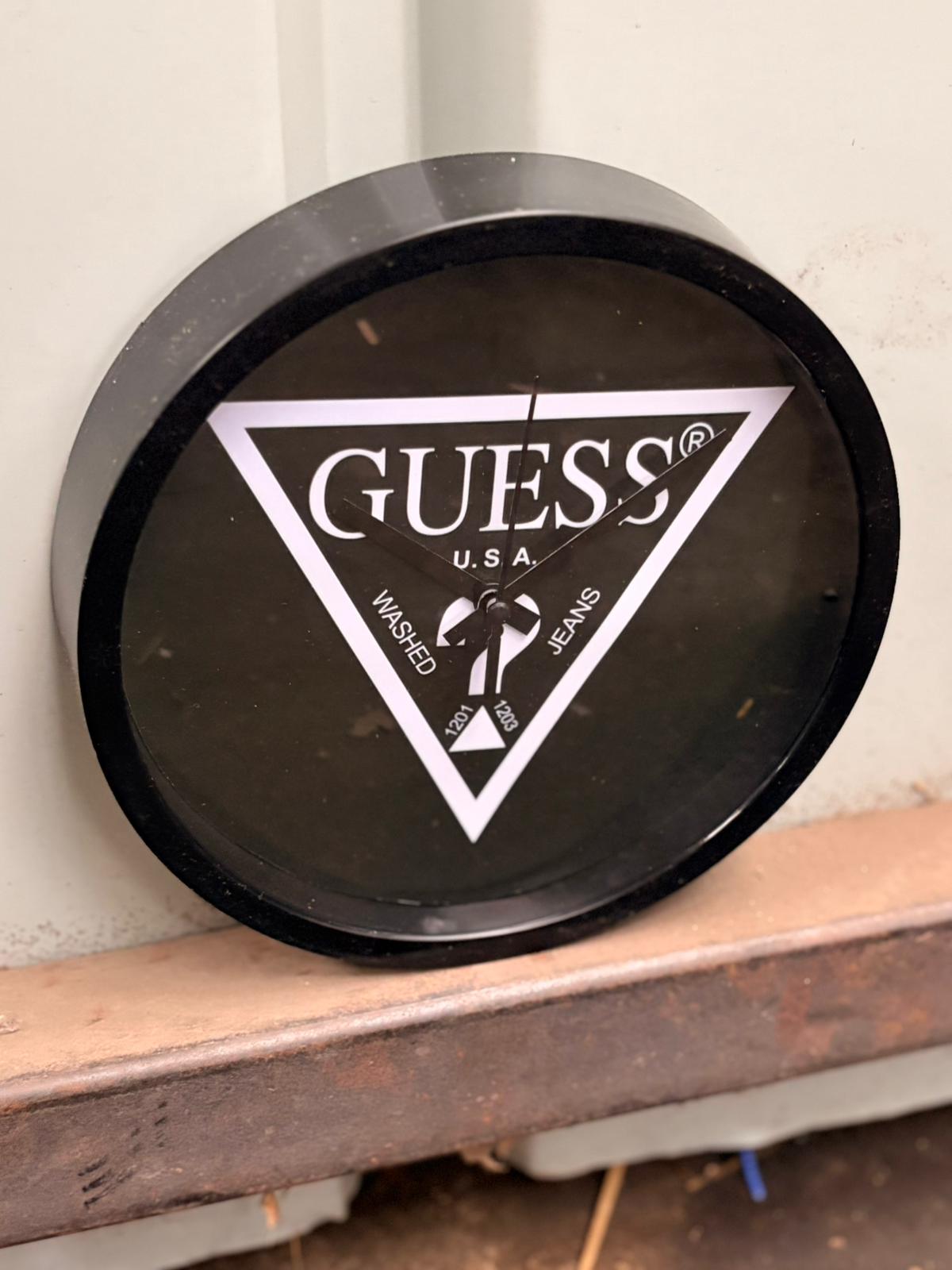 Horloge décorative Guess – Design iconique & esprit vintage