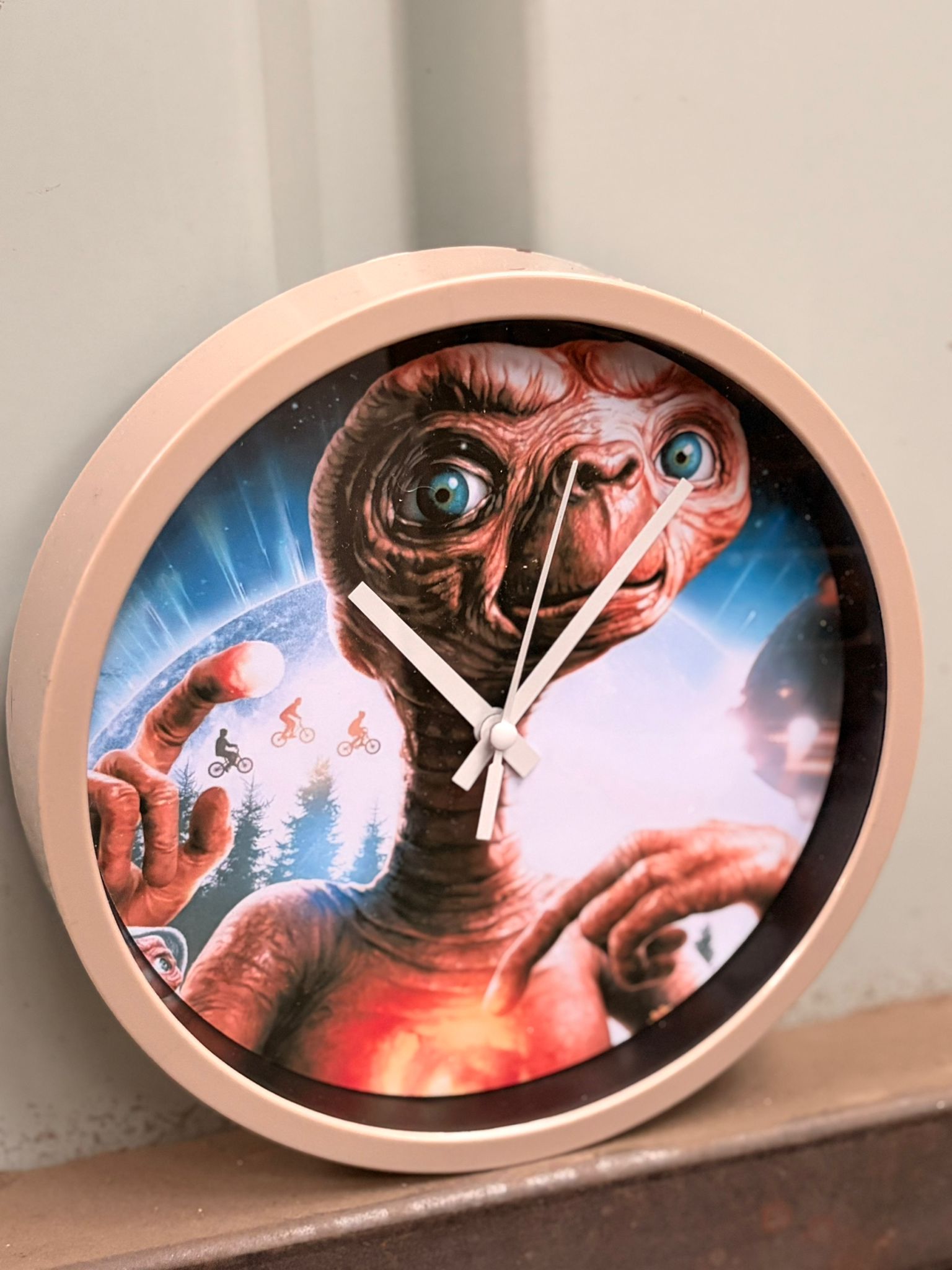 Horloge décorative E.T – Design iconique & esprit vintage